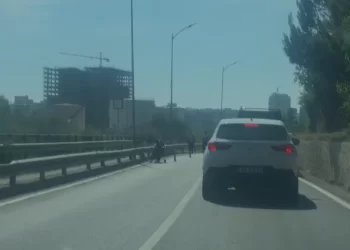 Aksident në aksin Lezhë Shëngjin! Humbi kontrollin mbi mjetin dhe u përplas me barrierat e rrugës, plagoset drejtuesi i motoçikletës