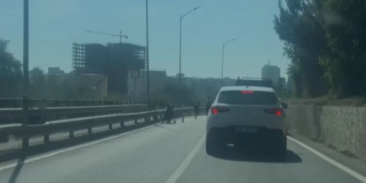 Aksident në aksin Lezhë Shëngjin! Humbi kontrollin mbi mjetin dhe u përplas me barrierat e rrugës, plagoset drejtuesi i motoçikletës