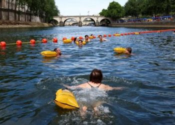 Për herë të parë pas më shumë se 100 vitesh, Parisi lejon qytetarët që të lahen në Senë