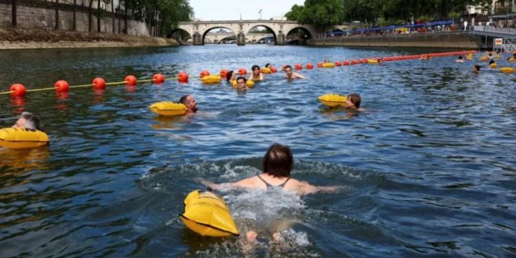 Për herë të parë pas më shumë se 100 vitesh, Parisi lejon qytetarët që të lahen në Senë