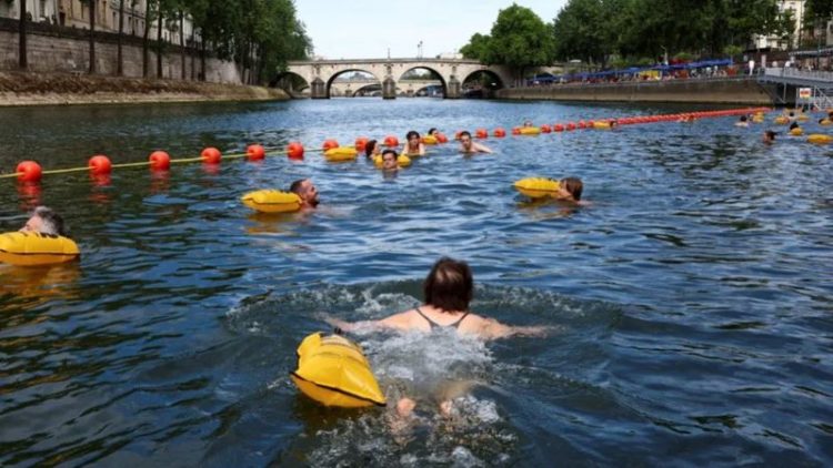 Për herë të parë pas më shumë se 100 vitesh, Parisi lejon qytetarët që të lahen në Senë