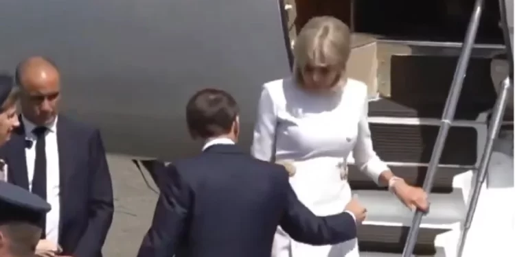 Video/ Episod i ri mes Macron dhe Brigitte, Zonja e parë e Francës nuk i jep dorën bashkëshortit teksa ajo zbret nga avioni në Londër