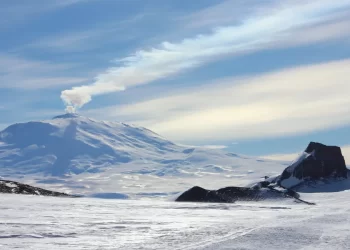 Vullkani në Antarktidë po nxjerr pluhur ari me vlerë 5,000 paund çdo ditë