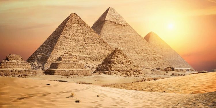 Flluska misterioze plazme zbulohen mbi piramidat e Egjiptit nga 8,000 kilometra larg