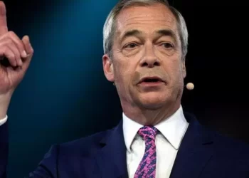 Britania drejt djathtës ekstreme? Farage dominon sondazhet, Starmer humbet besimin