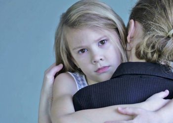 Si të ndiheni më mirë? Njeriu ka nevojë për 8 përqafime në ditë