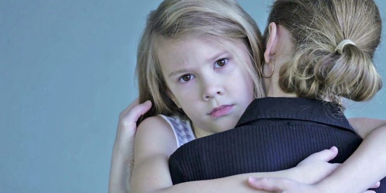 Si të ndiheni më mirë? Njeriu ka nevojë për 8 përqafime në ditë