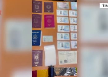 Falsifikonin dokumente për kalim të paligjshëm të kufirit, në pranga Ylli Brahimaj dhe i biri, 65-vjeçari pjesë e një grupi kriminal