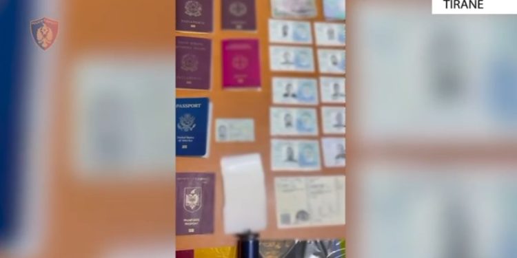 Falsifikonin dokumente për kalim të paligjshëm të kufirit, në pranga Ylli Brahimaj dhe i biri, 65-vjeçari pjesë e një grupi kriminal