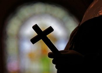 Mashtroi priftin duke i marrë 100 mijë euro, arrestohet 29-vjeçarja serbe në Itali