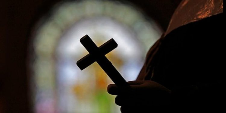 Mashtroi priftin duke i marrë 100 mijë euro, arrestohet 29-vjeçarja serbe në Itali