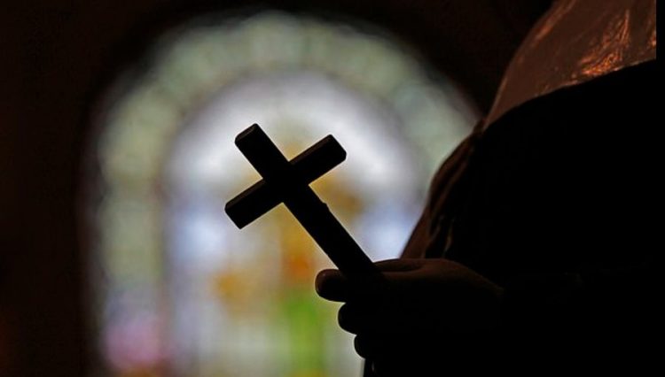 Mashtroi priftin duke i marrë 100 mijë euro, arrestohet 29-vjeçarja serbe në Itali