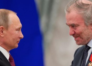 Italia anulon koncertin e planifikuar të dirigjentit rus për shkak të lidhjeve të ngushta me Vladimir Putin