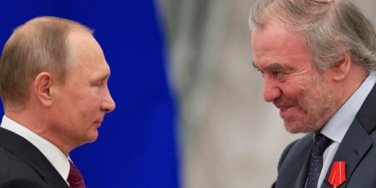 Italia anulon koncertin e planifikuar të dirigjentit rus për shkak të lidhjeve të ngushta me Vladimir Putin