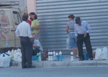 Nesër nis “lufta” me qumështin, do të sekuestrohen shishet pa faturë