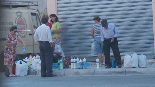 Nesër nis “lufta” me qumështin, do të sekuestrohen shishet pa faturë