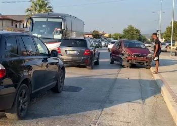 Aksident në aksin rrugor Elbasan-Peqin, përplasen dy makina, plagosen drejtuesit