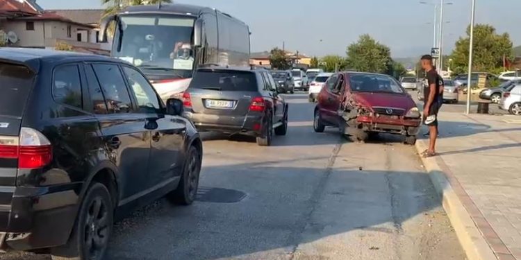 Aksident në aksin rrugor Elbasan-Peqin, përplasen dy makina, plagosen drejtuesit
