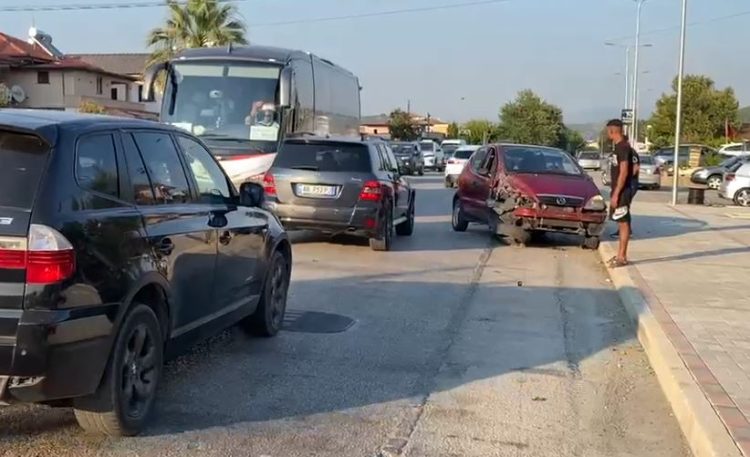 Aksident në aksin rrugor Elbasan-Peqin, përplasen dy makina, plagosen drejtuesit