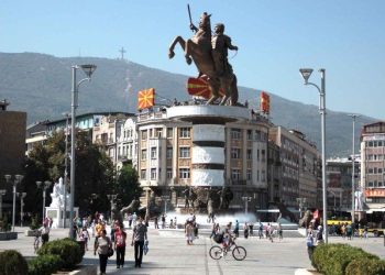 “Taksa për beqarët” ndez debat në Shkup, Mickoski paralajmëron masa