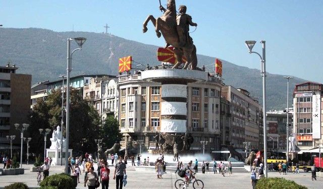 “Taksa për beqarët” ndez debat në Shkup, Mickoski paralajmëron masa