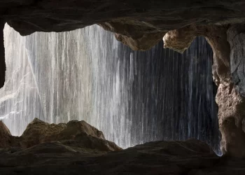 Shkencëtari zbulon ujin më të vjetër në Tokë dhe e pi atë