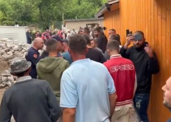 “Jemi në tokën tonë”/ Banorët përplasen me policinë në Theth, kundërshtojnë shembjen e ndërtimeve