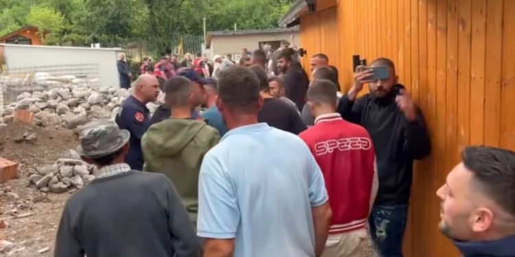 “Jemi në tokën tonë”/ Banorët përplasen me policinë në Theth, kundërshtojnë shembjen e ndërtimeve