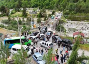 Prishja e ndërtimeve pa leje/ Tensione në Theth! Goditen me molotov fadromat e IKMT, policia në ndjekje të autorëve