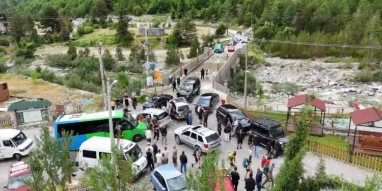 Prishja e ndërtimeve pa leje/ Tensione në Theth! Goditen me molotov fadromat e IKMT, policia në ndjekje të autorëve