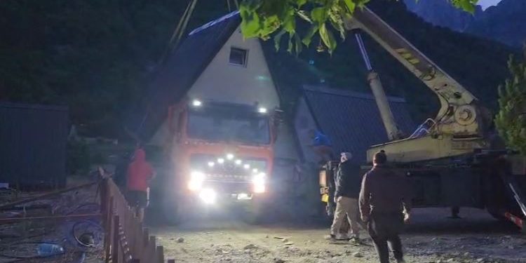 Natë e zhurmshme për Thethin, 120 ndërtime në plan për t’u shembur, reagon Kisha Katolike