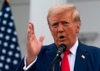 Vijon lufta tregtare/ Trump vendos tarifë 25% ndaj Indisë, paralajmëron taksë shtesë për naftën ruse