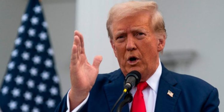 Vijon lufta tregtare/ Trump vendos tarifë 25% ndaj Indisë, paralajmëron taksë shtesë për naftën ruse