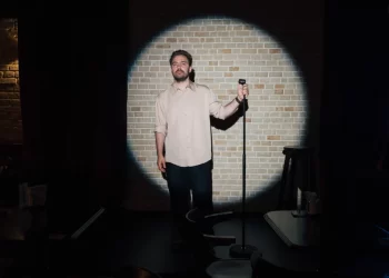 “Është për të qeshur dy vitet e para”, si e transformoi lufta komedinë në Ukrainë