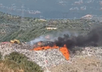 Merr flakë fusha e mbetjeve në inceneratorin e Elbasanit, forcat zjarrfikëse mbërrijnë në vendngjarje 