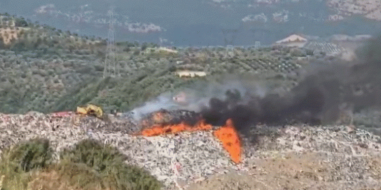 Merr flakë fusha e mbetjeve në inceneratorin e Elbasanit, forcat zjarrfikëse mbërrijnë në vendngjarje 