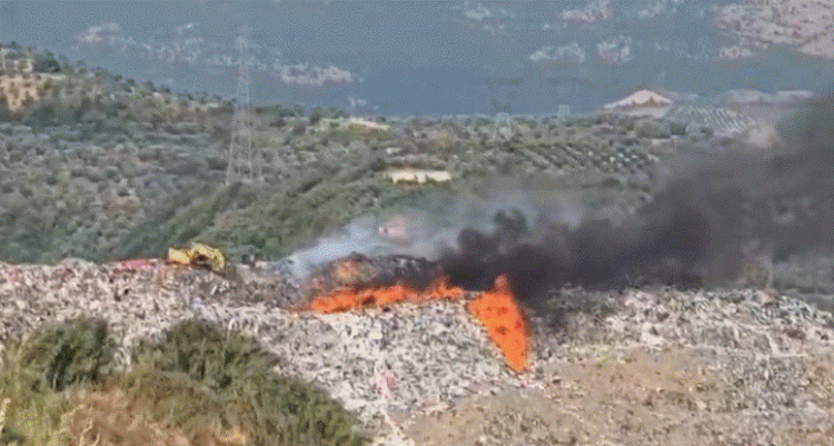 Merr flakë fusha e mbetjeve në inceneratorin e Elbasanit, forcat zjarrfikëse mbërrijnë në vendngjarje 