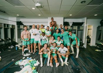 Gola dhe festë me shqiponjë, Uzuni dërgon Austin në gjysmëfinale të Kupës (VIDEO)