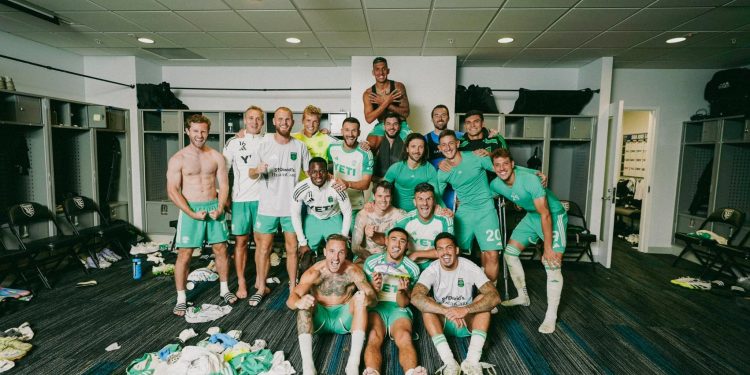 Gola dhe festë me shqiponjë, Uzuni dërgon Austin në gjysmëfinale të Kupës (VIDEO)