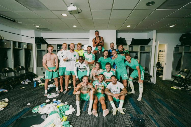 Gola dhe festë me shqiponjë, Uzuni dërgon Austin në gjysmëfinale të Kupës (VIDEO)