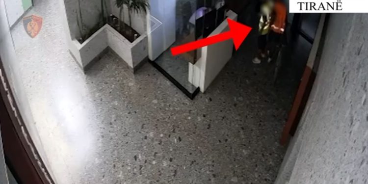 Autorë të 9 vjedhjeve, arrestohen 2 ‘skifterët’ në Tiranë! Momenti kur vjedhin një banak teksa recepsionisti fle