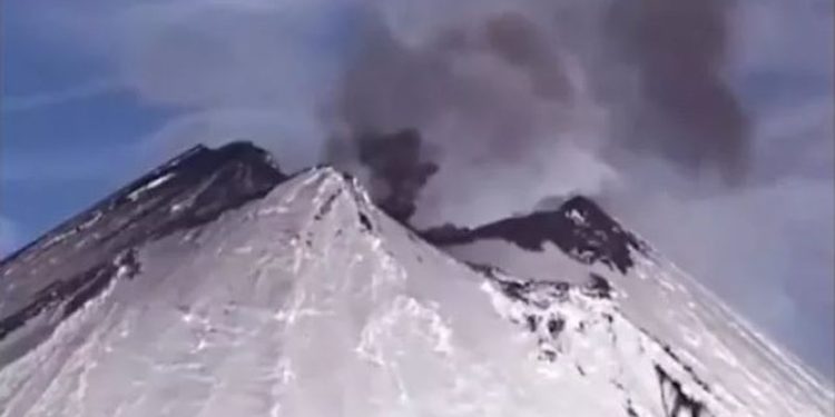 Aktivizohet vullkani më i madh në Rusi pas lëkundjeve të tërmetit 8.8 ballësh në Kamchatka (VIDEO)