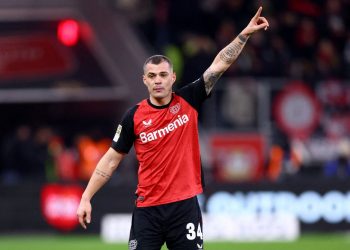 Leverkusen “burgos” Xhakën, Ten Hag: Nuk mund të ik, është lideri ynë