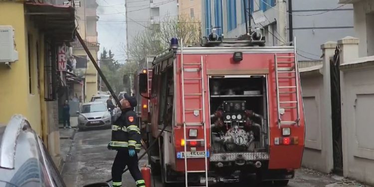 Përfshihet nga flakët e zjarrit një banesë në Pogradec, shpëton mrekullisht familja