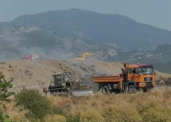 Pas pesë ditësh në përballje të vazhdueshme me flakët, shuhet zjarri te mbetjet në Elbasan