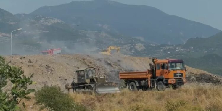 Pas pesë ditësh në përballje të vazhdueshme me flakët, shuhet zjarri te mbetjet në Elbasan