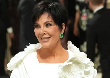 Kris Jenner “me gjashtë gishta”? Fotoja që ngatërroi rrjetin