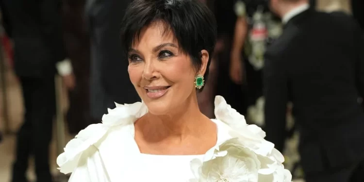 Kris Jenner “me gjashtë gishta”? Fotoja që ngatërroi rrjetin