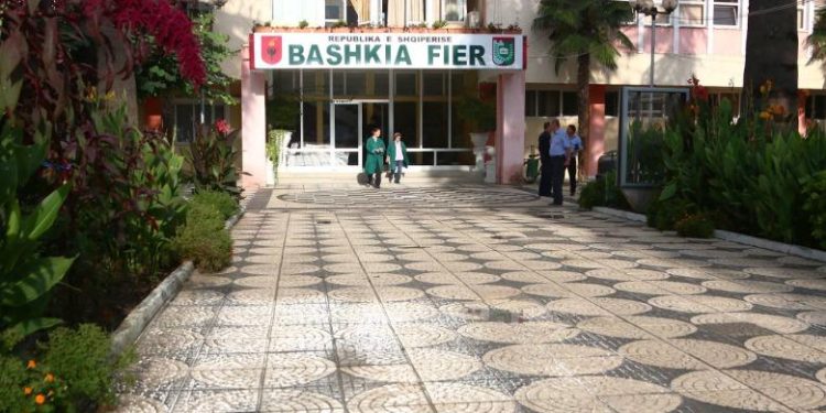 “Furtunë” në Bashkinë Fier, pas urdhrit të Ramës nisin lëvizjet e para (Emrat)