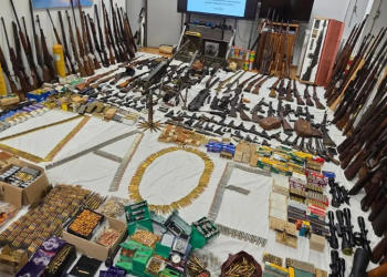 Surprizë për policinë greke, pensionistit i gjenden mbi 170 armë, 15.500 fishekë dhe barut